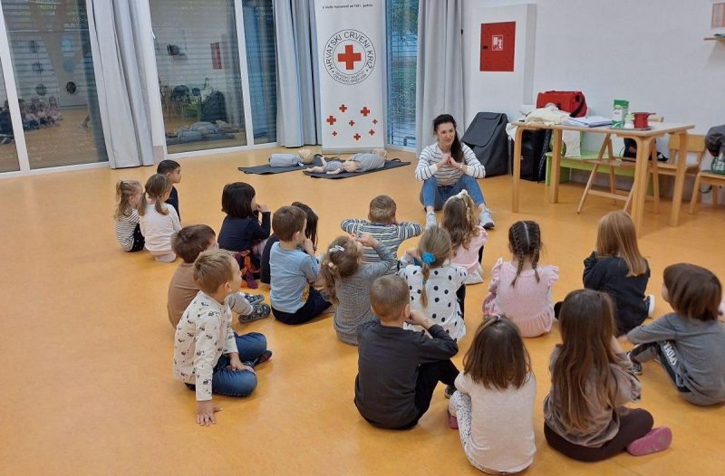 Otok Krk - otok-krk.org - Djeca iz DV Malinska učila osnove prve pomoći uz Crveni križ Krk
