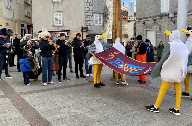 Otok Krk - otok-krk.org - Podizanje karnevalske zastave u gradu Krku