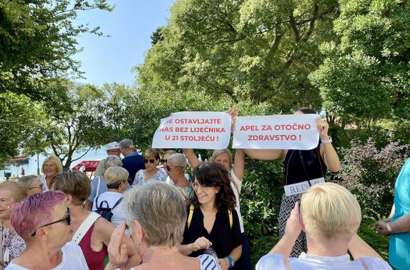 Otok Krk - otok-krk.org - Prosvjedni skup zdravstvenih djelatnika otoka Krka