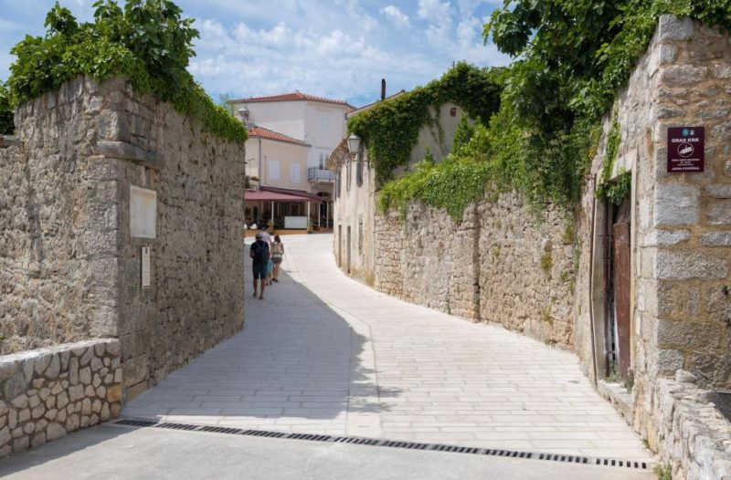 Otok Krk - otok-krk.org - KRK: Stara gradska jezgra dobila novo ruho: Dovršeno popločenje dijela Strossmayerove ulice i Vrata slobode